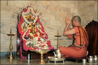 20120502-BrahminShivananda_Saraswati_worshipping Bhavani shankar.jpg